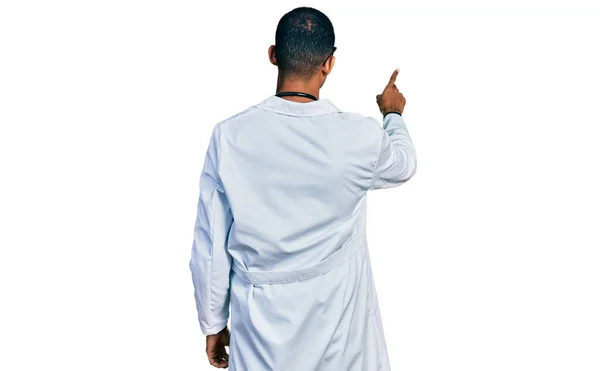 Doktor Üniforması Giyen Steteskop Takmış Genç Afro Amerikan Bir Adam — Stok fotoğraf