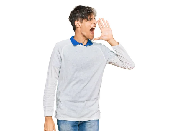 Jovem Hispânico Vestindo Roupas Casuais Gritando Gritando Alto Para Lado — Fotografia de Stock