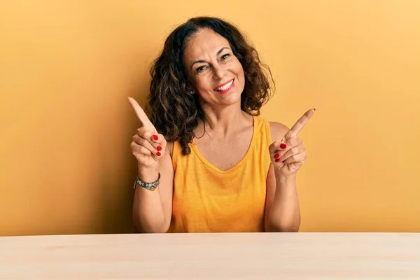 Hermosa Mujer Mediana Edad Vistiendo Ropa Casual Sentada Mesa Sonriendo —  Fotos de Stock