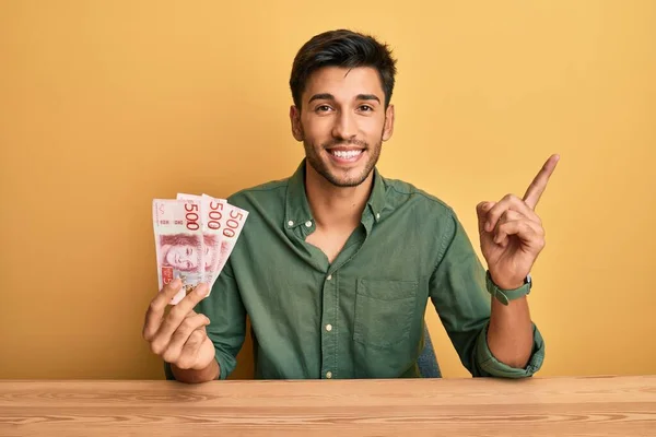 Jovem Homem Bonito Segurando 500 Notas Coroa Suecas Sorrindo Feliz — Fotografia de Stock