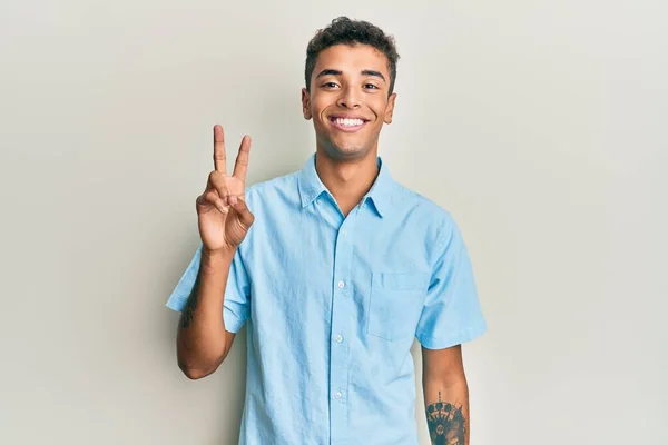 Joven Hombre Afroamericano Guapo Vistiendo Ropa Casual Sonriendo Con Cara —  Fotos de Stock