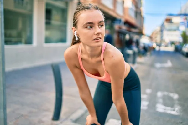 Young Blonde Sportswoman Tired Resting Hands Knees City — Stock Photo, Image