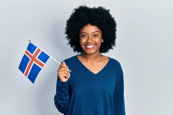 Giovane Donna Afroamericana Con Bandiera Iceland Dall Aspetto Positivo Felice — Foto Stock