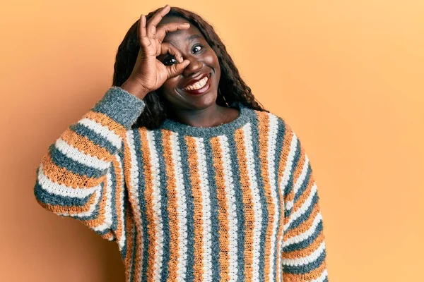 Mujer Joven Africana Vistiendo Suéter Lana Invierno Sonriendo Feliz Haciendo —  Fotos de Stock