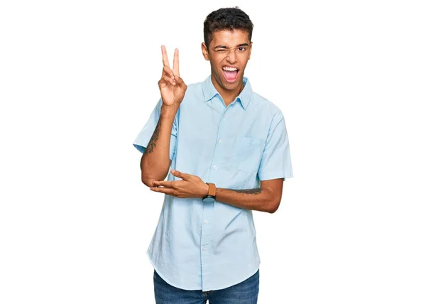 Молодой Красивый Африканский Американец Повседневной Одежде Улыбается Счастливым Лицом Подмигивая — стоковое фото