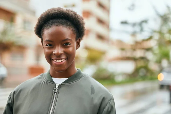 Joven Afroamericana Americana Sonriendo Feliz Pie Ciudad — Foto de Stock