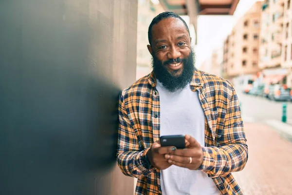 Hombre Afroamericano Con Barba Usando Teléfono Inteligente Escribiendo Enviando Mensajes —  Fotos de Stock