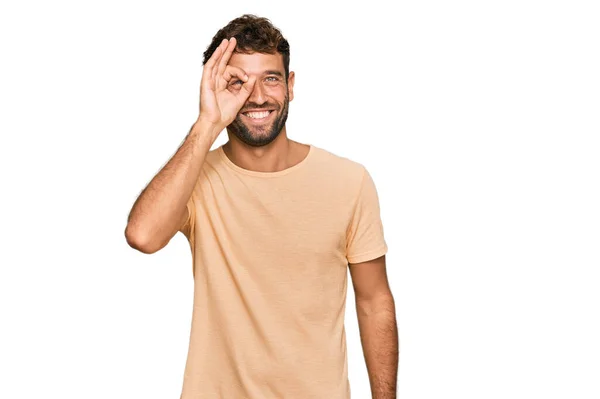 Sakallı Yakışıklı Genç Adam Sıradan Bir Tişört Giyiyor Hareketleriyle Gülümsüyor — Stok fotoğraf