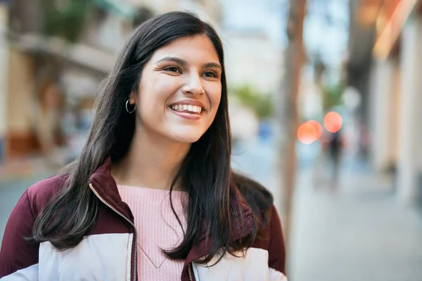 Ung Latinamerikansk Flicka Ler Lycklig Stående Vid Staden — Stockfoto