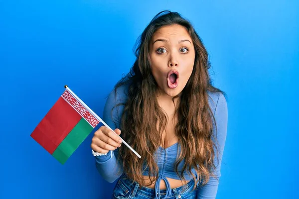 Młoda Latynoska Dziewczyna Trzyma Flagę Belarus Przestraszony Zdumiony Otwartymi Ustami — Zdjęcie stockowe