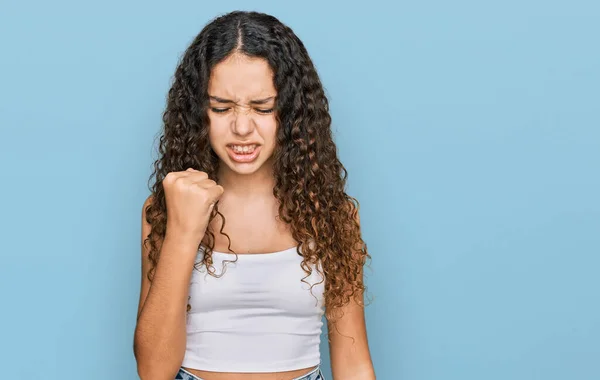 Adolescente Hispanique Fille Portant Des Vêtements Décontractés Colère Fou Levant — Photo