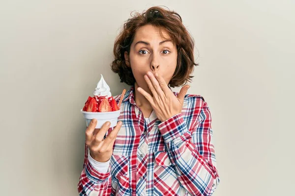 Młoda Brunetka Jedząca Lody Truskawkowe Zakrywające Usta Dłonią Zszokowana Bojąca — Zdjęcie stockowe