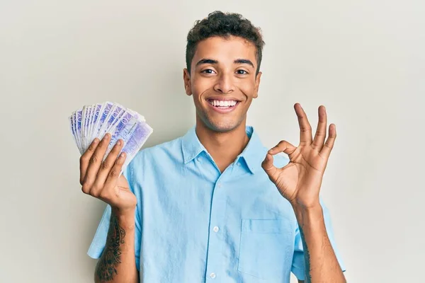 Joven Hombre Afroamericano Guapo Sosteniendo Billetes Coronas Suecas Haciendo Signo — Foto de Stock