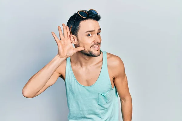 Jovem Hispânico Vestindo Estilo Verão Sorrindo Com Mão Sobre Orelha — Fotografia de Stock