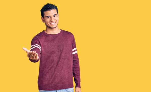 Hispânico Bonito Jovem Vestindo Roupas Casuais Sorrindo Amigável Oferecendo Aperto — Fotografia de Stock