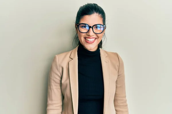 Mujer Hispana Joven Vistiendo Estilo Negocios Gafas Que Ven Positivas —  Fotos de Stock