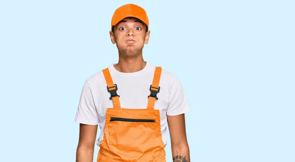 Joven Hombre Afroamericano Guapo Vistiendo Uniforme Manitas Hinchando Mejillas Con — Foto de Stock