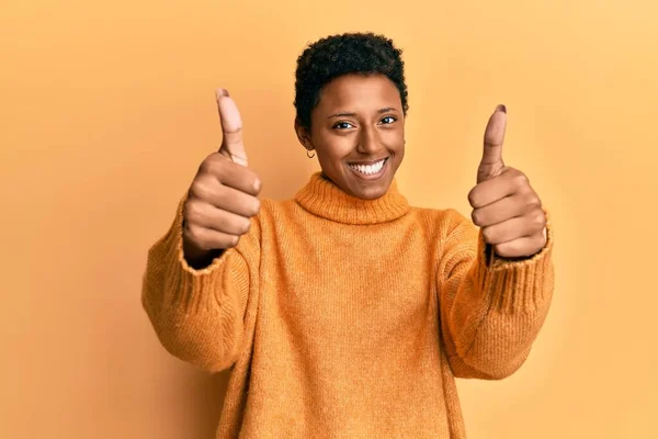 Junge Afrikanisch Amerikanische Mädchen Lässiger Kleidung Die Positive Geste Mit — Stockfoto