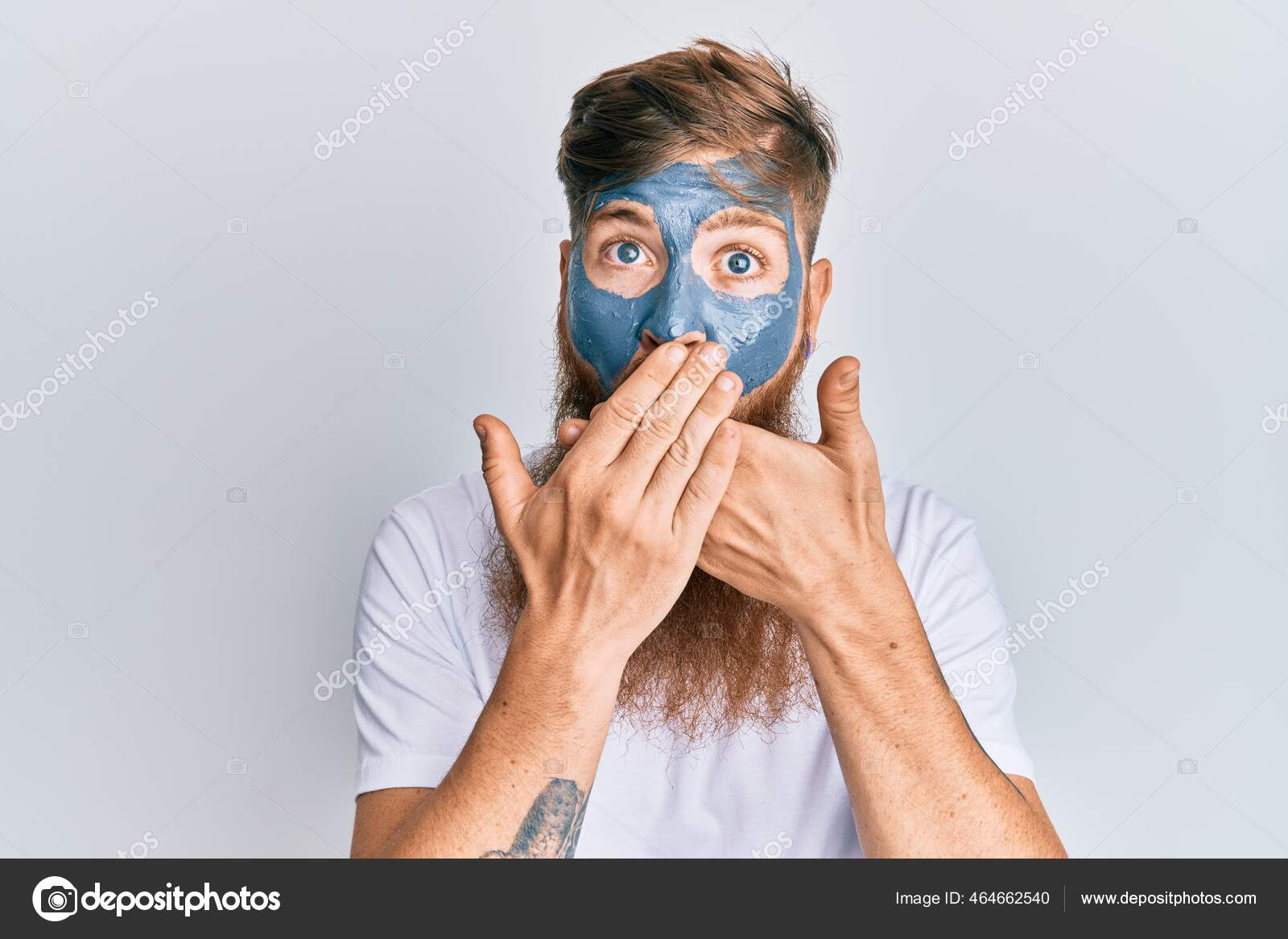 Молодой Ирландский Рыжий Мужчина Маске Лица Шокировал Закрывая Рот.