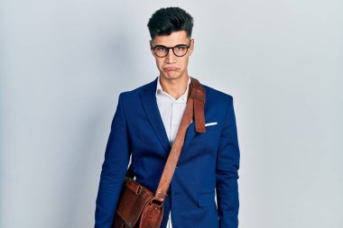 İş kıyafetleri giymiş genç bir İspanyol bunalımlı ve sıkıntılı, sinirli ve korkmuş bir şekilde ağlıyor. hüzünlü ifade. 