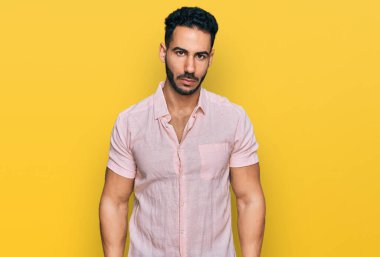 Sakallı, sıradan gömlekli, depresif, sıkıntılı, sinirli ve korkmuş bir İspanyol. hüzünlü ifade. 