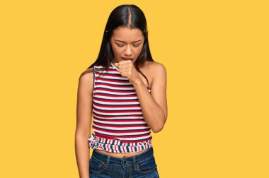 Güzel İspanyol kadın gündelik kıyafetler giyip kendini kötü hissediyor ve soğuk algınlığı veya bronşitin belirtisi olarak öksürüyor. sağlık hizmeti kavramı. 