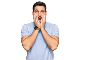 Günlük kıyafetler giyen genç İspanyol adam korkmuş ve şok olmuş, şaşırmış ve şaşırmış bir yüz ifadesi takınmıştı. 