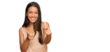 Güzel İspanyol elbiseli kadın mutlu ve komik yüzüyle kamerayı işaret ediyor. iyi enerji ve titreşimler. 