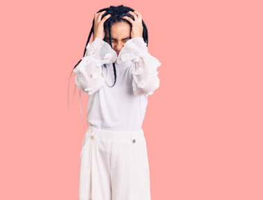 Sevimli Afro-Amerikalı kız günlük beyaz tişört giyiyor. Baş ağrısı çekiyor. Acı ve migren yüzünden çaresiz ve stresli. Eller başının üstünde.. 