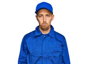 Sakallı, inşaatçı üniforması giyen kel bir adam depresyonda ve sıkıntıdan korkuyor, kızgın ve korkmuş. hüzünlü ifade. 