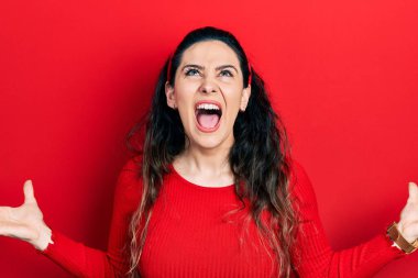 Genç İspanyol kadın gündelik kıyafetler giyip deli gibi bağırıyor ve agresif bir ifade ve kollarla bağırıyor. hüsran kavramı. 