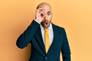 Genç İspanyol bir adam iş elbisesi ve kravat takıyor. Şaşırmış yüz ifadesiyle şaşırmış, parmaklarından bakan gözler. İnançsız ifade. 