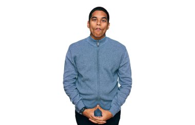 Gündelik kazak giyen genç, yakışıklı İspanyol adam dudaklı balık suratı yapıyor, çılgınca ve komik bir jest. Komik ifade. 