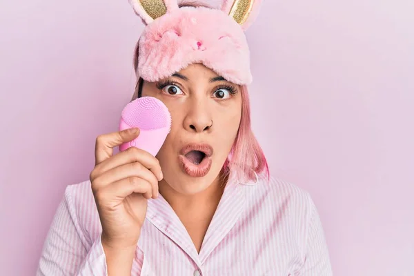Mujer Hispana Con Cabello Rosa Usando Máscara Sueño Pijama Usando — Foto de Stock