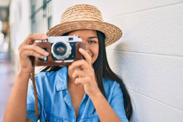 Young Latin Tourist Girl Vacation Smiling Happy Using Vintage Camera — Stock Photo, Image