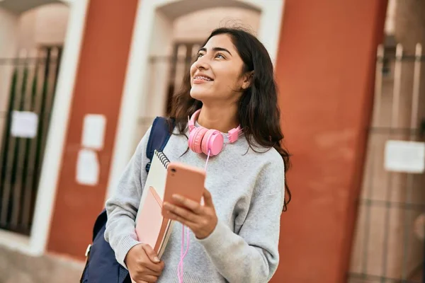 Junge Studentin Aus Dem Mittleren Osten Lächelt Glücklich Mit Smartphone — Stockfoto