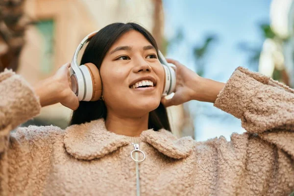 Ung Asiatisk Kvinna Lyssnar Musik Med Hörlurar Staden — Stockfoto