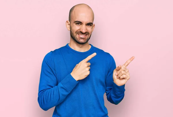 Jonge Spaanse Man Casual Kleding Glimlachend Kijkend Naar Camera Wijzend — Stockfoto