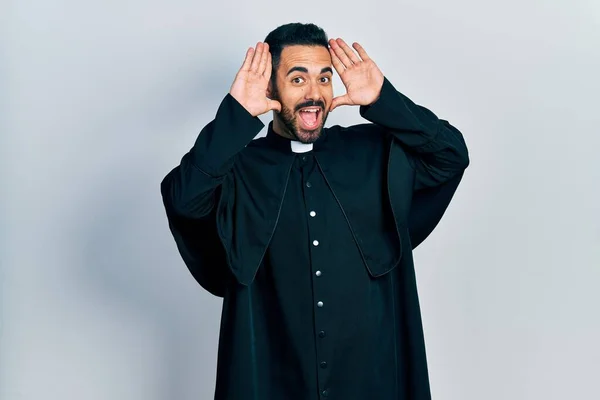 Hombre Hispano Guapo Con Barba Vestido Sacerdote Católico Sonriendo Alegre —  Fotos de Stock