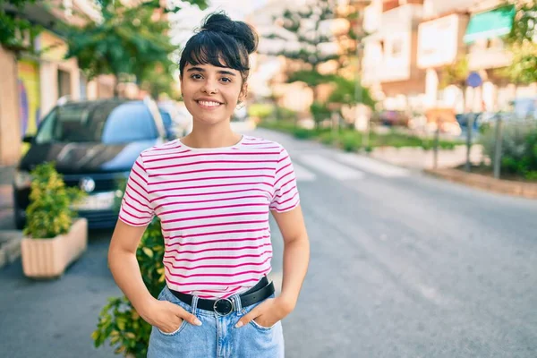 Joven Chica Hispana Sonriendo Feliz Caminando Por Ciudad — Foto de Stock