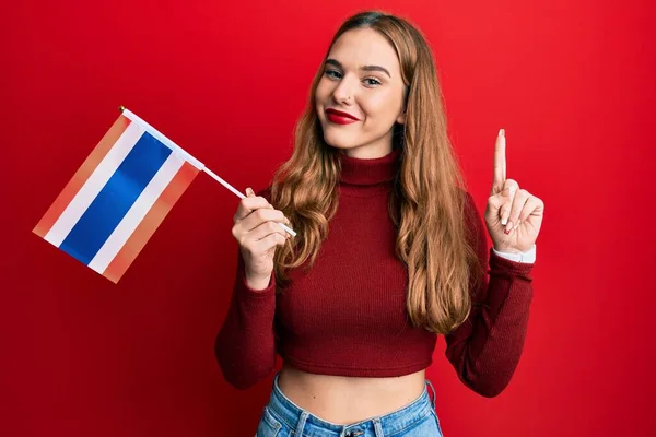 Joven Rubia Sosteniendo Bandera Tailandia Sonriendo Con Una Idea Pregunta —  Fotos de Stock