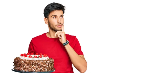 Jeune Homme Beau Célébrer Anniversaire Avec Gâteau Visage Sérieux Penser — Photo