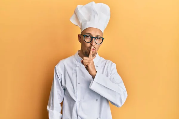 Φαλακρός Άντρας Μούσι Που Φοράει Επαγγελματική Στολή Μάγειρα Και Ζητάει — Φωτογραφία Αρχείου