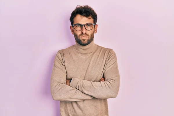 Hombre Guapo Con Barba Vistiendo Jersey Cuello Alto Gafas Escépticas — Foto de Stock