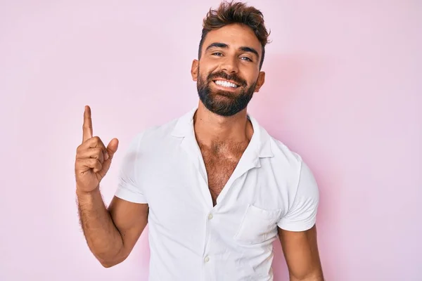 Junger Hispanischer Mann Lässiger Kleidung Zeigt Mit Erhobenem Zeigefinger Auf — Stockfoto