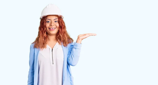 Mimar Şapkalı Genç Latin Kadın Neşeli Bir Şekilde Gülümsüyor Avuç — Stok fotoğraf