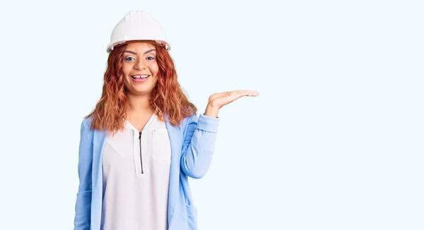 Jovem Latina Vestindo Chapéu Duro Arquiteto Sorrindo Alegre Apresentando Apontando — Fotografia de Stock