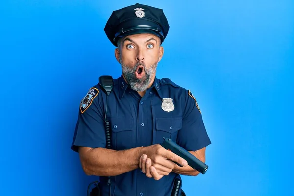 Мужчина Средних Лет Полицейской Форме Вооруженный Пистолетом Напуганный Потрясенный Удивлением — стоковое фото