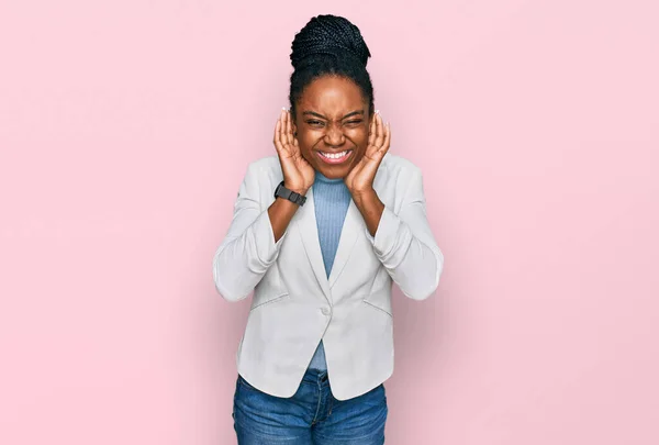 Joven Mujer Afroamericana Vestida Con Ropa Negocios Tratando Escuchar Gesto — Foto de Stock