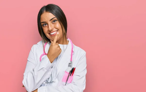 Beautiful Hispanic Woman Wearing Doctor Uniform Stethoscope Looking Confident Camera — Stok fotoğraf